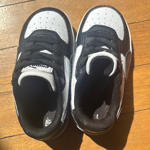 Toddlers Puma Black and White Sneakers with Cushioned Sole and Mesh Design - Picture 4 of 11